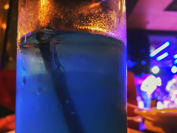 Alcol bar, bicchiere da cocktail sul bancone del bar. Cocktail alcolico al bar, cocktail nel bicchiere con cannucce. Coda di cocco fresca — Foto Stock