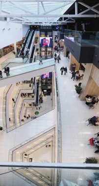 Tiflis, Gürcistan - 16 Mart 2019: Tiflis, Gürcistan'daki Alışveriş Merkezi Galleria'nın modern iç mekanı. Alışveriş merkezinin panoramik manzarası