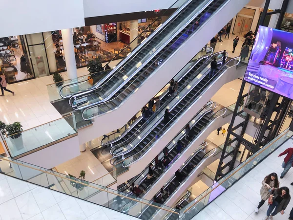 TBILISI, GEORGIA - 16 de marzo de 2019: Moderno interior del centro comercial Galleria en Tbilisi, Georgia. Vista de la escalera mecánica —  Fotos de Stock