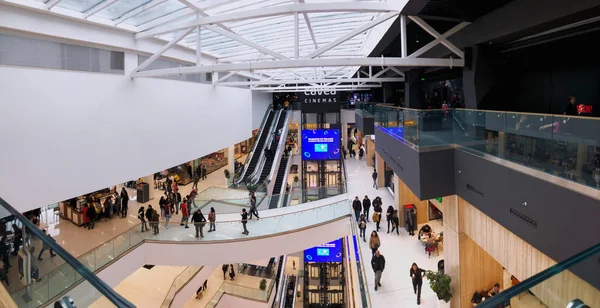 Tiflis, Georgien - 16. März 2019: modernes Interieur des Einkaufszentrums Galleria in Tiflis, Georgien. Panoramablick auf Einkaufszentrum — Stockfoto