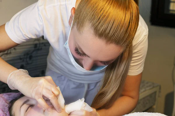 Fiatal nő részesülő arc epilálás közelről. Cosmetologist eltávolítja a hajat az arcon. Szépségszalon, bajusz szőrtelenítés — Stock Fotó