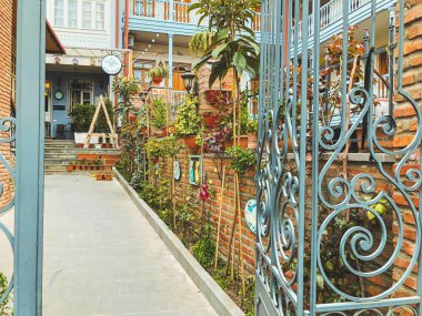 Tiflis, Gürcistan - Murch 29 2019: Tiflis şehrinin eski bölgesi, Georgia.Eski Tiflis'in restore edilmiş alanı. Gürcistan'da Turizm, turistik alan