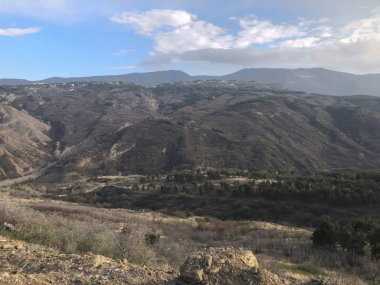 Kırsal yol ile sakin kırsal görünüm. Dağların, uzayın, gökyüzünün, bulutların manzarası