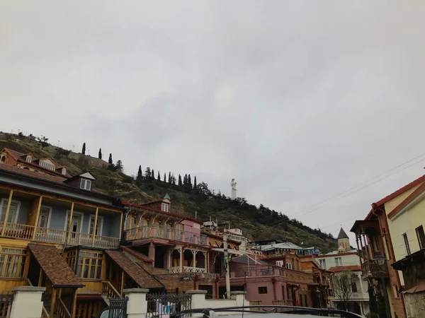 Den gamla stadsdelen i staden Tbilisi, Georgien. det restaurerade området i gamla Tbilisi. Turism i Georgien, turistområde — Stockfoto