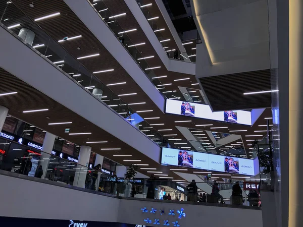 Tiflis, Georgien - 16. März 2019: modernes Interieur des Einkaufszentrums galleria in Tiflis, Georgien — Stockfoto