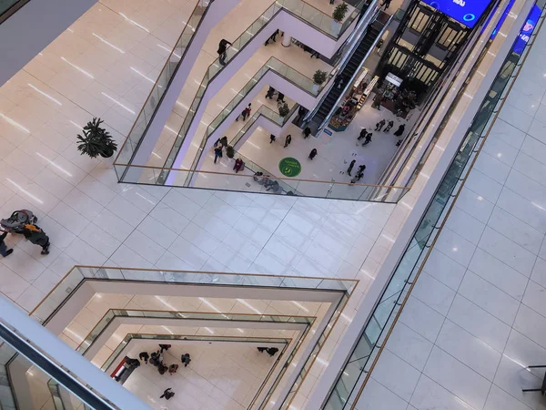 TBILISI, GEORGIA - 16 de marzo de 2019: Moderno interior del centro comercial Galleria en Tbilisi, Georgia —  Fotos de Stock