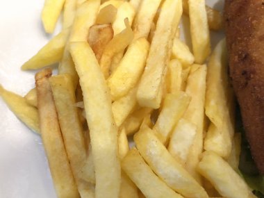 Bir tabakta patates ile Kiev Geleneksel piriş, Tavuk Kiev. Lezzetli yemekler, patates kızartması ile pirzola