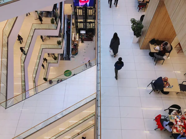 Tbilisi, Gruzja-16 marca, 2019: nowoczesne wnętrze centrum handlowego Galleria w Tbilisi, Gruzja — Zdjęcie stockowe