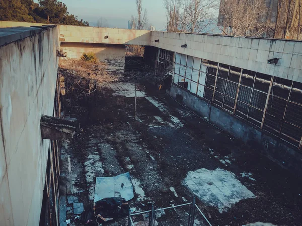 Terytorium opuszczonego obszaru przemysłowego. Ruiny fabryki — Zdjęcie stockowe