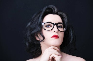 Gözlük takan genç ve güzel bir kadın.
