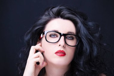 Gözlük takan genç ve güzel bir kadın.