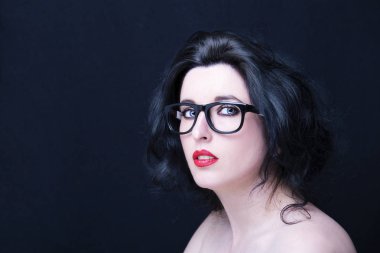 Gözlük takan genç ve güzel bir kadın.