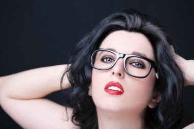 Gözlük takan genç ve güzel bir kadın.
