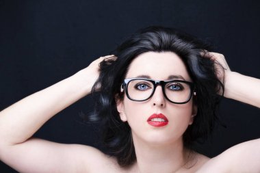 Gözlük takan genç ve güzel bir kadın.