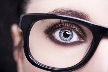 Gözlük takan genç ve güzel bir kadın.