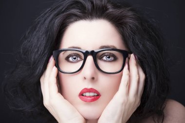 Gözlük takan genç ve güzel bir kadın.