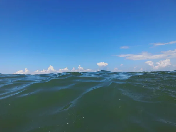 Feche a onda do mar. Vista frontal na bela onda do mar na praia de areia. Verão dia ensolarado, céu azul, fundo da água — Fotografia de Stock