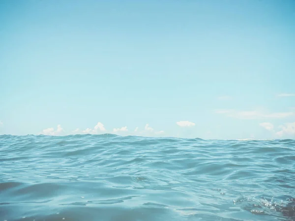 Feche a onda do mar. Vista frontal na bela onda do mar na praia de areia. Verão dia ensolarado, céu azul, fundo da água — Fotografia de Stock