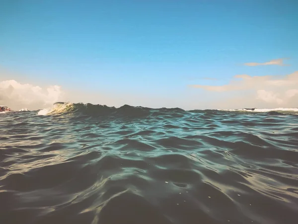 海の波のクローズアップ。砂浜の美しい海の波の正面図。夏晴れた日、青空、水の背景 — ストック写真