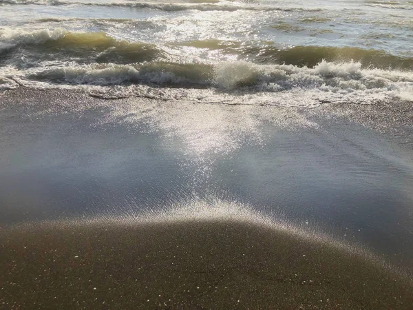 Θέα στη θάλασσα κατά τη διάρκεια του ηλιοβασιλέματος. Κύματα γκλίτερ σε αμμώδη παραλία. Καλοκαιρινή ηλιόλουστη μέρα, φόντο στο νερό — Φωτογραφία Αρχείου