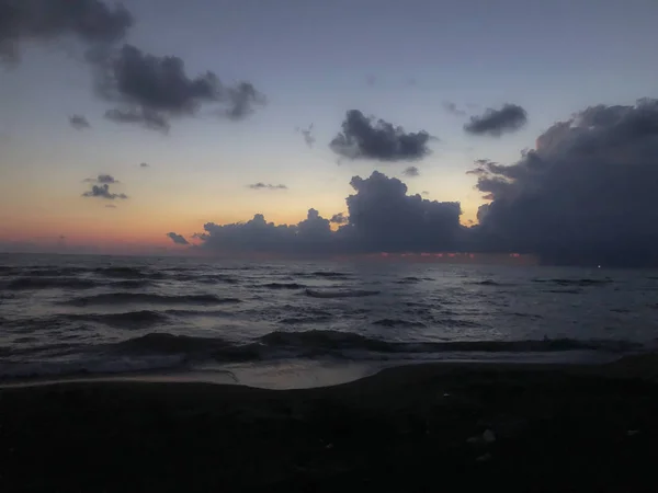 Kvälls havsutsikt, moln i himlen, hav, strand — Stockfoto