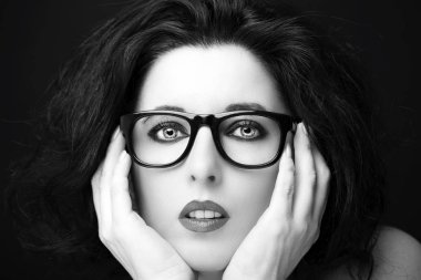 Gözlük takan genç ve güzel bir kadın.