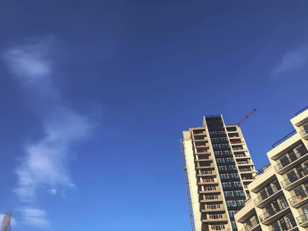 Concepto de construcción. Un nuevo edificio en construcción contra el cielo — Foto de Stock