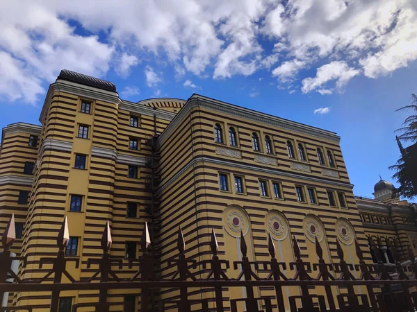 TBILISI, GEORGIA - Murch 03, 2019: Ópera Nacional da Geórgia e Teatro de Balé. Belo edifício para o centro da cidade — Fotografia de Stock