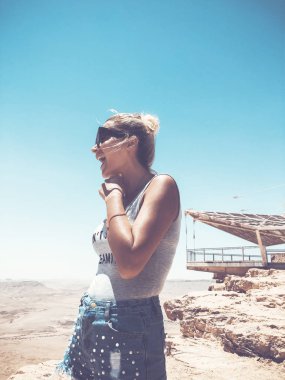 Genç bir güzel mutlu kız Mitzpe Ramon bakar, Negev çöl, İsrail