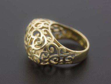 siyah arka plan üzerinde altın yüzük, yakın çekim.