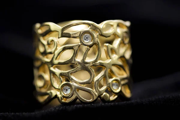 Anillo de oro con un diamante sobre fondo negro, primer plano . —  Fotos de Stock