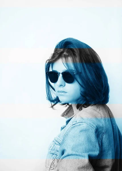 Портрет підлітка з чорними окулярами в студії . — стокове фото