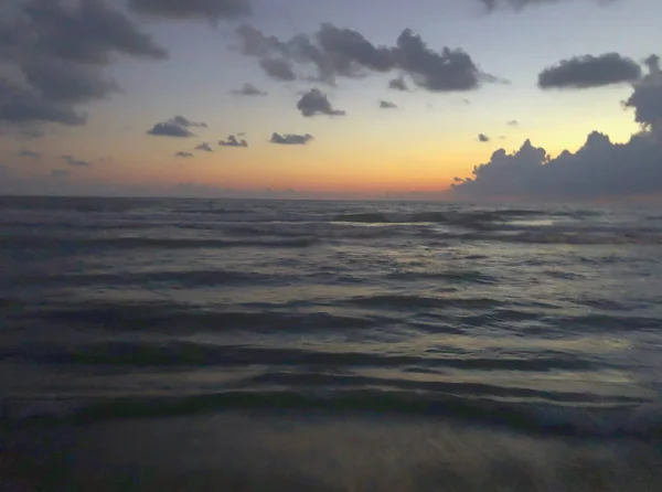 Kvälls havsutsikt, moln i himlen, hav, strand — Stockfoto