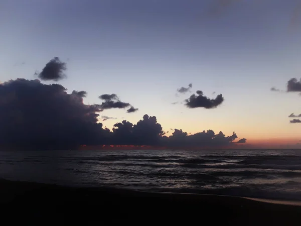 傍晚海景，天空中的云彩，大海，海滩 — 图库照片