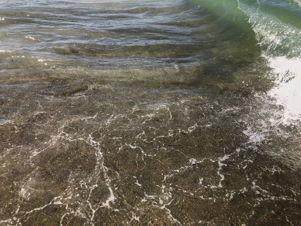 Close-up van zee Golf met spatten. Vooraanzicht op prachtige zee Golf op zandstrand. Zomer zonnige dag, water achtergrond — Stockfoto