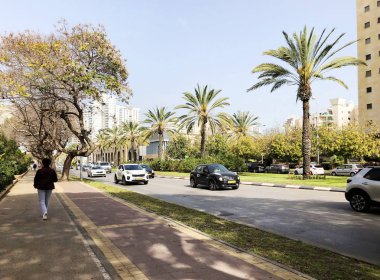 Holon, İsrail 07 Nisan 2019:Holon'da konut binası, ağaçlar ve sokaklar, İsrail