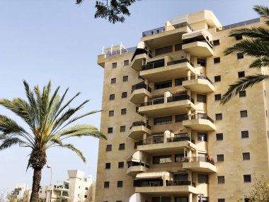 Holon, İsrail 07 Nisan 2019:Holon'da konut binası, ağaçlar ve sokaklar, İsrail