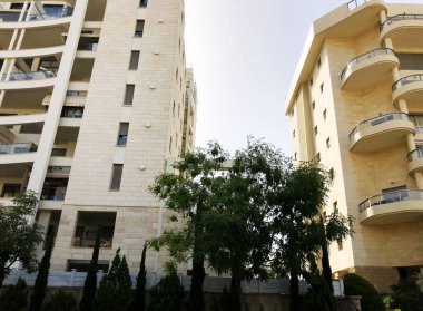 Holon, İsrail 07 Nisan 2019:Holon'da konut binası, ağaçlar ve sokaklar, İsrail