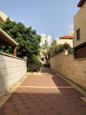 Holon, İsrail 07 Nisan 2019:Holon'da konut binası, ağaçlar ve sokaklar, İsrail