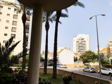Holon, İsrail 07 Nisan 2019:Holon'da konut binası, ağaçlar ve sokaklar, İsrail