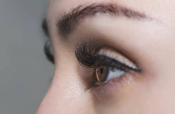 Una hermosa mirada perspicaz ojos de mujer. Primer plano. — Foto de Stock