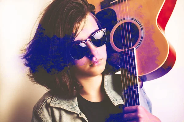 Πορτρέτο ενός εφήβου με κιθάρα στο στούντιο. — Φωτογραφία Αρχείου