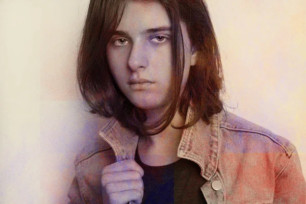 Retrato de um adolescente usando uma jaqueta azul em estúdio . — Fotografia de Stock