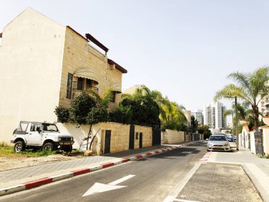 Holon, İsrail 07 Nisan 2019:Holon'da konut binası, ağaçlar ve sokaklar, İsrail