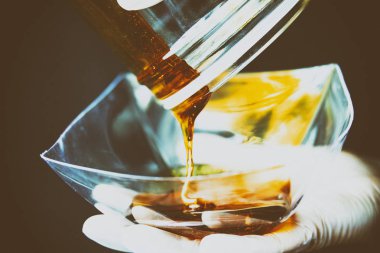 siyah bir arka plan üzerinde epilasyon için yakın çekim şeker hamuru.