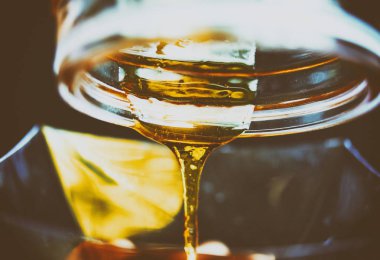 siyah bir arka plan üzerinde epilasyon için yakın çekim şeker hamuru.