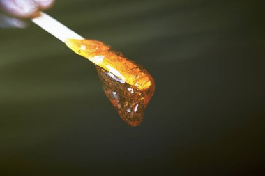 siyah bir arka plan üzerinde epilasyon için yakın çekim şeker hamuru.