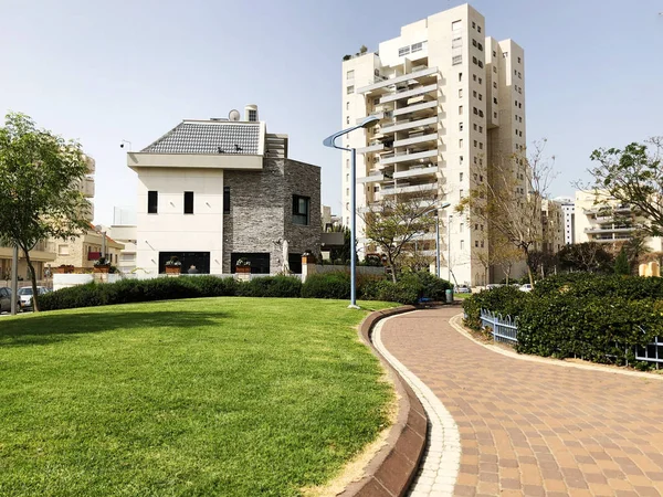 ホロン, イスラエル 4月 07, 2019:ホロンの住宅の建物, 木や通り, イスラエル — ストック写真