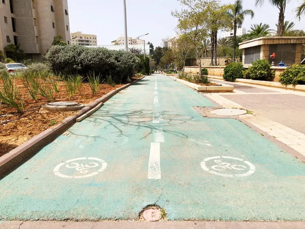 HOLON, ISRAEL abril 07, 2019: Edificio residencial, árboles y calles en Holon, Israel — Foto de Stock