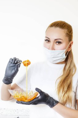 Beyaz arka plan üzerinde macun kaldırma şeker saç ile Kadın.